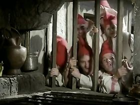 Развратная Белоснежка трахается с принцем в присутствии 7 гномов